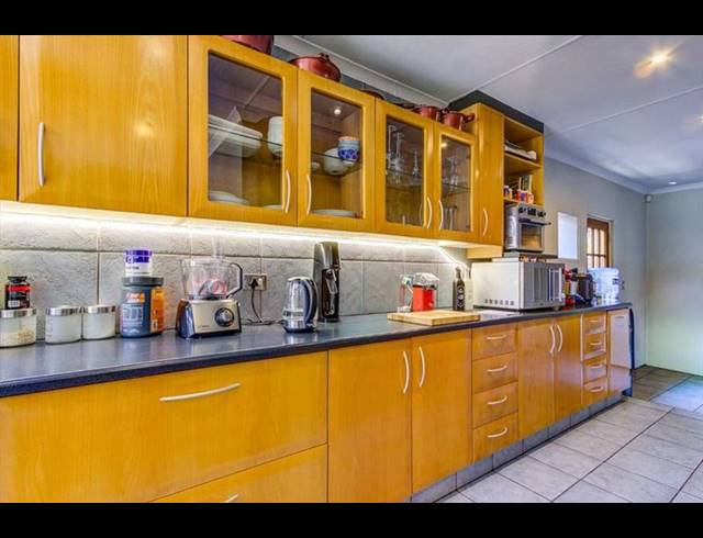 3 BEDROOM TOWNHOUSE FOR SALE IN VAN RIEBEECK PARK
